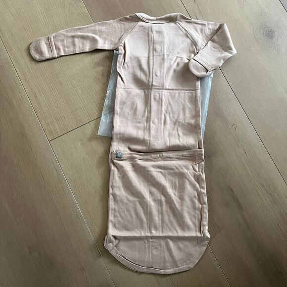NWT Goumi Kids Sandstone Baby Gown SZ 3-6 mo Tan Snap Bamboo Sleeper Jamms - Picture 2 of 3